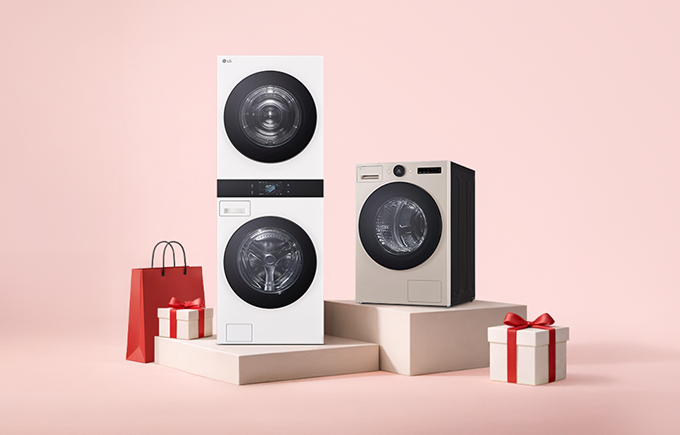 핑크색 배경 위에 쇼핑백, 선물 오브제가 있고 단상 위에 LG 트롬 AI 오브제컬렉션 워시타워와 LG 트롬 AI 오브제컬렉션 건조기가 나란히 배치되어있습니다.